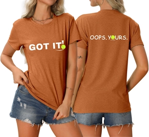 Detailansicht der Vorder- und Rückseite des orangen T-Shirts mit GOT IT und OOPS Prints