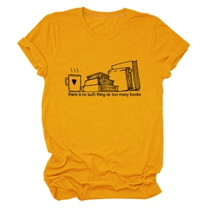 Détail du t-shirt en coton jaune avec l'imprimé 'there is no such thing as too many books'