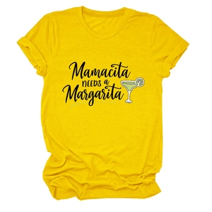 Détail du t-shirt jaune en coton avec imprimé Mamacita Needs a Margarita et manches retroussées