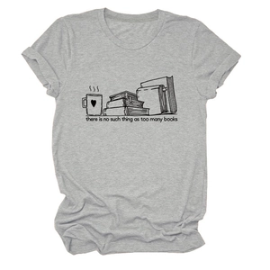 Détail d'un t-shirt gris clair avec motif de livres empilés et tasse dessinés à la main