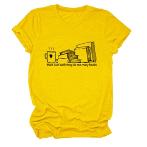 Détail d'un t-shirt en coton jaune avec imprimé graphique de livres et tasse de café