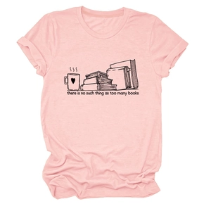 Gros plan du t-shirt en coton rose avec imprimé de livres et texte d'inspiration