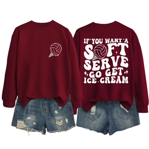 Dettaglio fronte e retro della felpa bordeaux con stampa soft serve e pantaloncini