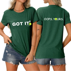 Vorder- und Rückansicht eines dunkelgrünen T-Shirts mit weißem Pickleball-Slogan-Aufdruck