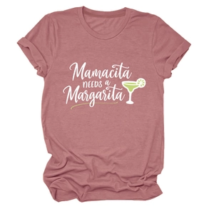Gros plan sur l'inscription Mamacita et l'illustration cocktail sur le t-shirt rose doux