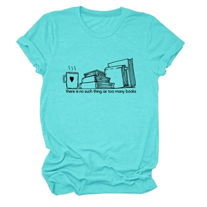 Détail d'un t-shirt en coton turquoise avec graphique de piles de livres et tasse de café