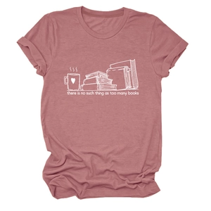 Détail d'un t-shirt d'été rose avec motif de tasse de café et de livres au trait