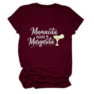 Détail des manches retroussées et imprimé Mamacita Margarita sur T-shirt en coton bordeaux