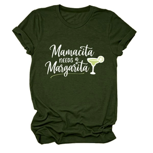 Gros plan de l'imprimé Mamacita Margarita sur un t-shirt femme vert foncé à col rond