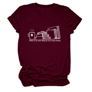 Détail du t-shirt bordeaux avec imprimé livres, café et slogan pour les passionnés