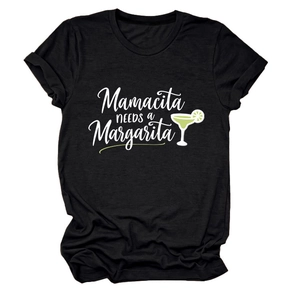 Détail de l'imprimé Mamacita Needs a Margarita sur un t-shirt en coton noir