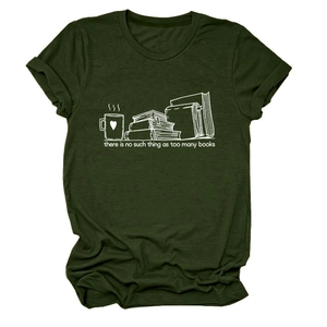 Détail du t-shirt en coton vert forêt avec imprimé minimaliste de livres et de café
