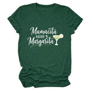 Détail du t-shirt graphique vert foncé Mamacita Needs a Margarita et texture du coton