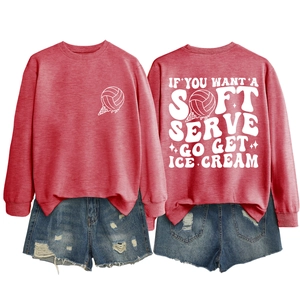 Piatto di felpa rosa con stampa 'soft serve' e pantaloncini di jeans strappati