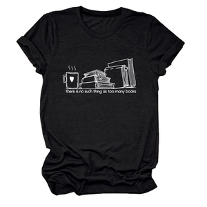 Détail d'un t-shirt noir en coton avec motifs de livres et citation imprimée en blanc