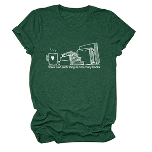 Détail d'un t-shirt vert foncé avec imprimé blanc de livres et mug pour lecteurs