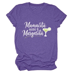 Détail de l'imprimé Mamacita Needs a Margarita sur un t-shirt violet à col rond