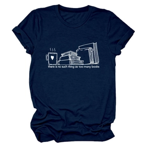 Détail d'un t-shirt en coton bleu marine avec motif de livres et café imprimé