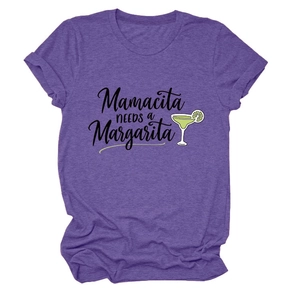 Détail du tissu violet chiné et de l'imprimé Mamacita Needs A Margarita sur le t-shirt
