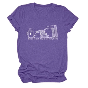 Détail d'un t-shirt violet en coton avec imprimé artistique de livres et texte