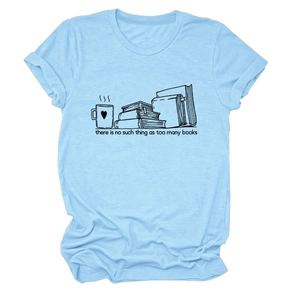 Détail de t-shirt bleu clair avec imprimé livre et café et citation inspirante