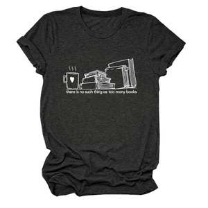 Détail d'un t-shirt gris anthracite avec imprimé artistique de livres et tasse de café