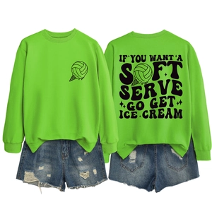 Vista piatta della felpa verde neon con stampa grafica e pantaloncini di jeans strappati