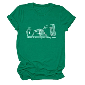 Détail d'un t-shirt vert foncé avec illustration graphique de livres et tasse à café