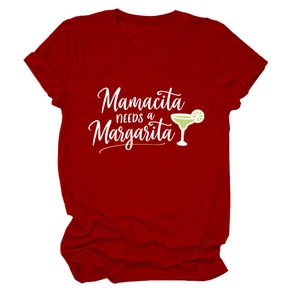 Détail de l'imprimé Mamacita Margarita sur un t-shirt rouge en coton à col rond