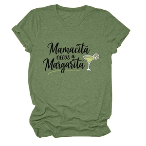 Détail d'un t-shirt col rond vert herbe avec imprimé Mamacita Needs a Margarita