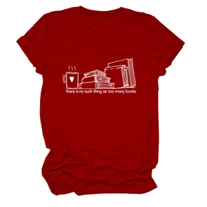 Détail d'un t-shirt rouge à col rond avec motif graphique 'too many books' et café