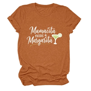 Gros plan de l'imprimé Mamacita Needs a Margarita sur un t-shirt en coton orange brique