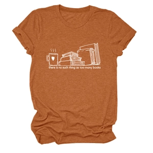Détail du t-shirt à manches courtes caramel avec motif de livres et col rond pour femme