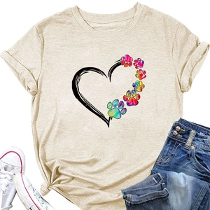 Dettaglio di una maglietta casual da donna con cuore e impronte di zampe arcobaleno colorate
