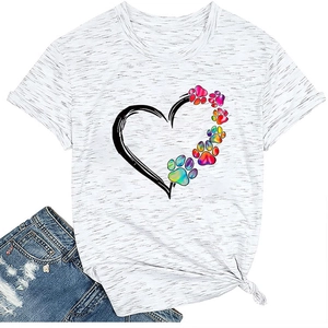 Dettaglio di t-shirt bianca comoda con cuore artistico e impronte di zampe colorate