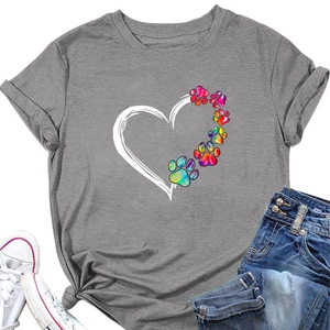 T-shirt grigia con stampa a cuore arcobaleno e zampa di cane su jeans blu lavati