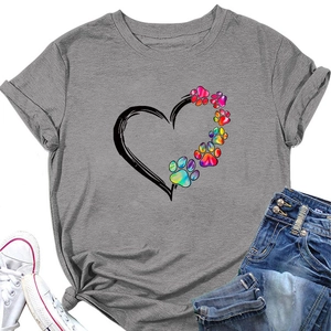 Dettaglio di una t-shirt grigia a maniche corte con grafica a cuore e impronte colorate
