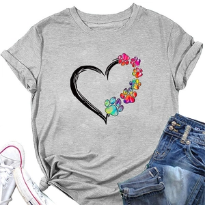 Dettaglio della grafica con zampa arcobaleno e cuore su maglietta in cotone grigio scuro