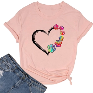T-shirt rosa a girocollo con cuore, impronte colorate e nodo elegante in vita