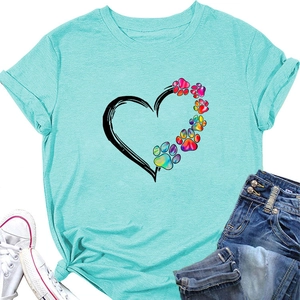 T-shirt blu lago con stampa a cuore e impronte colorate con pantaloncini