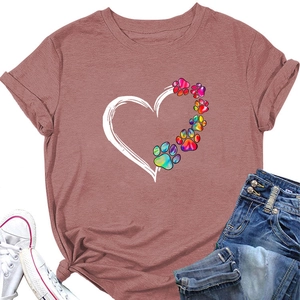 Dettaglio di t-shirt rosa con impronte di zampe arcobaleno e grafica a cuore stampata