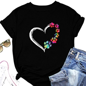 Flat lay di maglietta nera con cuore e zampa arcobaleno abbinata a jeans e occhiali