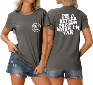 Détail du t-shirt gris anthracite avec l'imprimé graphique I'M A BETTER PERSON au dos