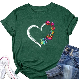 T-shirt da donna verde scuro con stampa a cuore e impronte di zampe arcobaleno