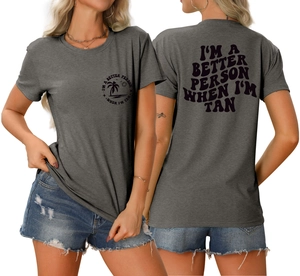 Détail d'un t-shirt gris foncé avec graphisme de palmier et slogan artistique imprimé
