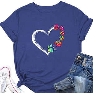 Dettaglio maglietta blu scuro a maniche corte con stampa cuore e zampa stile tie-dye