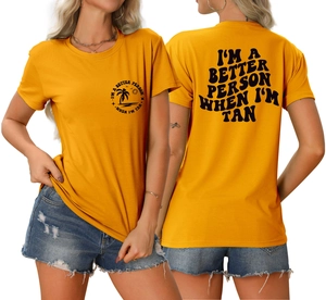 Vue détaillée avant et arrière du t-shirt en coton jaune avec logo et texte imprimé