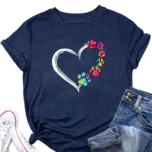 Dettaglio del design a cuore con impronte di zampe arcobaleno su una t-shirt blu scuro casual