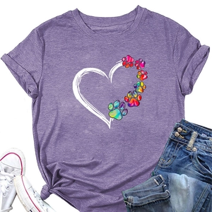 Dettaglio di una t-shirt viola con stampa a cuore e impronte colorate in stile casual