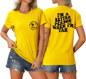 Vues détaillées recto et verso d'un t-shirt en coton jaune avec des motifs de palmiers